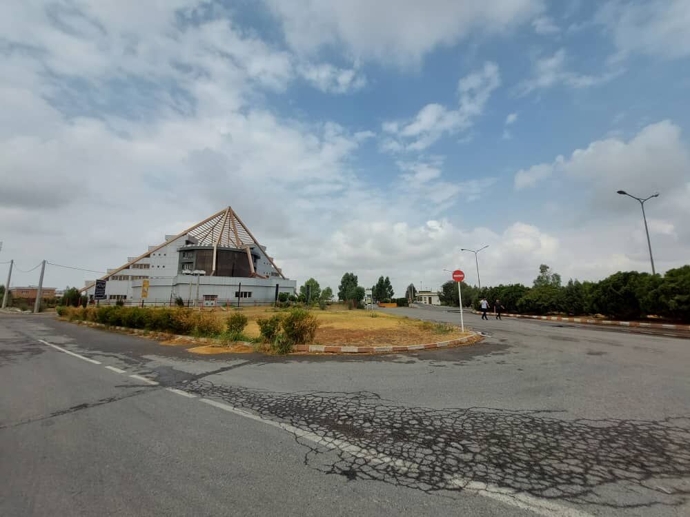 وضعیت نامناسب آسفالت شهرک صنعتی آق قلا |حمل بار خودروهای سنگین به سختی انجام میشود