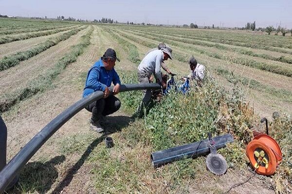 حضور عوامل نگهبانی از چاه های متصل شده به شبکه آبرسانی در روستاهای همدان