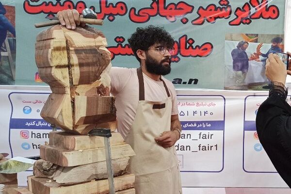 کمبود چوب دغدغه هنرمندان عرصه منبت در استان همدان