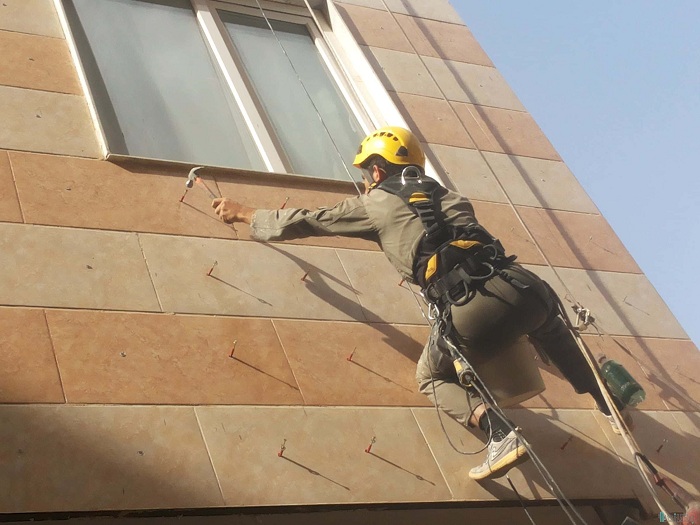 نگرانی شدید از ریزش سنگ نما و بالا رفتن آمار استفاده از پیچ و رولپلاک سنگ نما