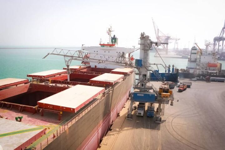 پهلوگیری کشتی ۷۰ هزار تنی حامل گندم در بندر شهید رجایی