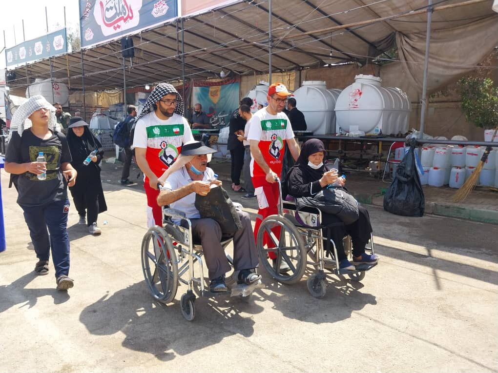بنیاد ۱۵ خرداد به زائرین اربعین حسینی خدمت رسانی می کند