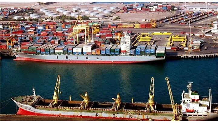 ۱۲ کشتی حامل کالای اساسی در لنگرگاه بندر شهید رجایی ۱۲ کشتی حامل کالای اساسی در لنگرگاه بندر شهید رجایی