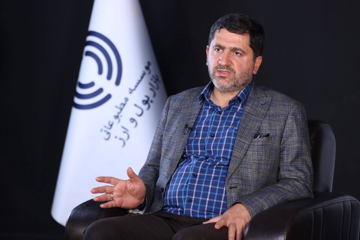 بازار خرید «سهمیه دلار» داغ شد؛ از سود ۷۰۰ هزار تومانی تا مشتریانی که به دلالان بانوان اعتماد دارند