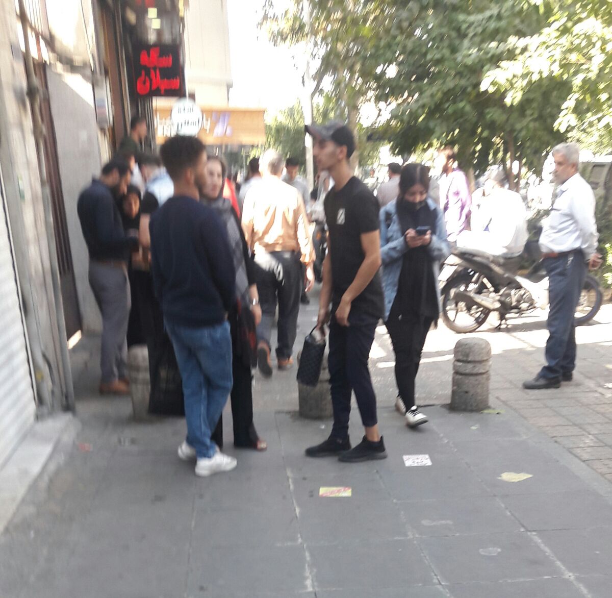 بازار خرید «سهمیه دلار» داغ شد؛ از سود ۷۰۰ هزار تومانی تا مشتریانی که به دلالان بانوان اعتماد دارند