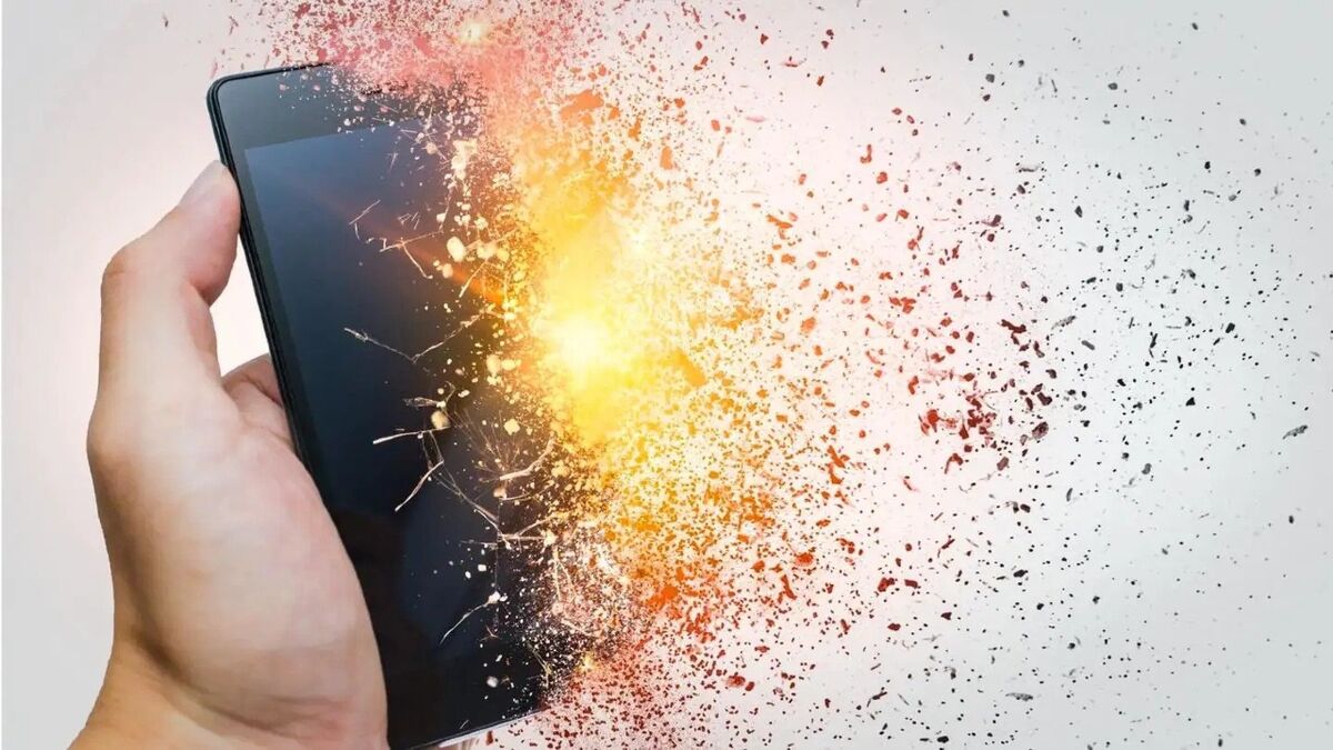 لحظه انفجار باتری موبایل هنگام تعمیر