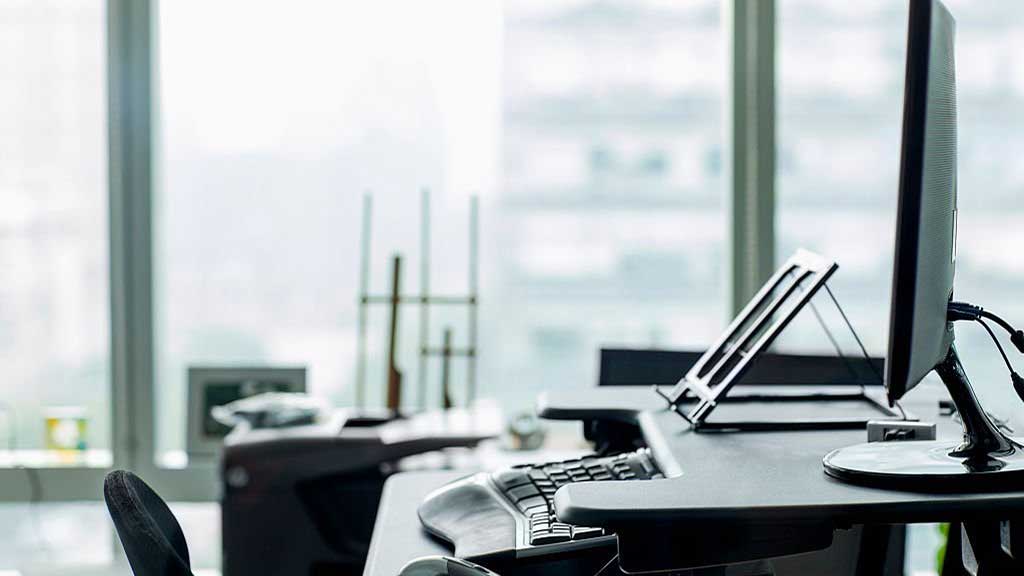 ویژگی ها و خصوصیات مهم میز مدیریتی شامل چه مواردی است؟