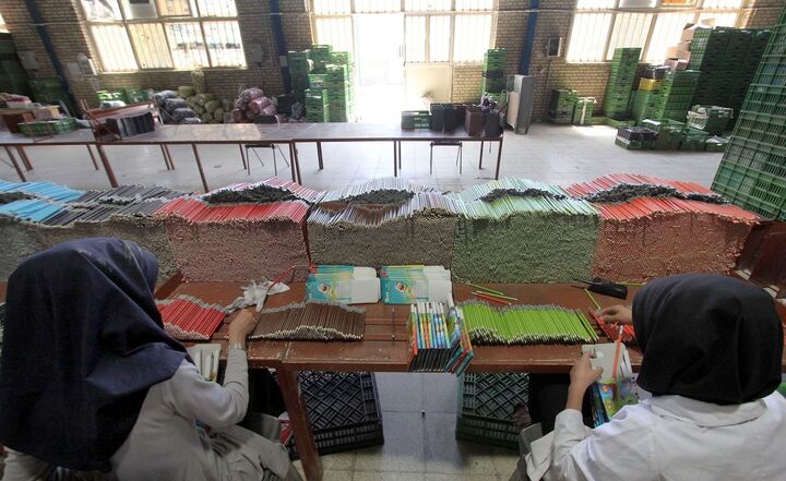 روزنامه‌های باطله در مشهد به مداد تبدیل می‌شوند| افغانستان بازار پر مهر لوازم التحریر ایرانی  