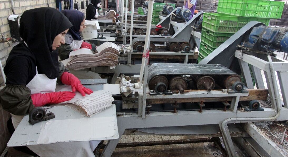 روزنامههای باطله در مشهد به مداد تبدیل میشوند| افغانستان بازار پر مهر لوازم التحریر ایرانی