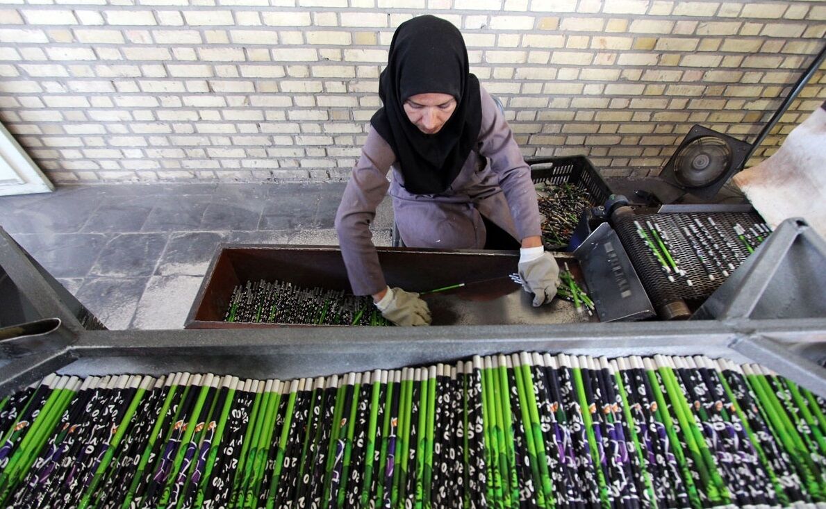 روزنامههای باطله در مشهد به مداد تبدیل میشوند| افغانستان بازار پر مهر لوازم التحریر ایرانی