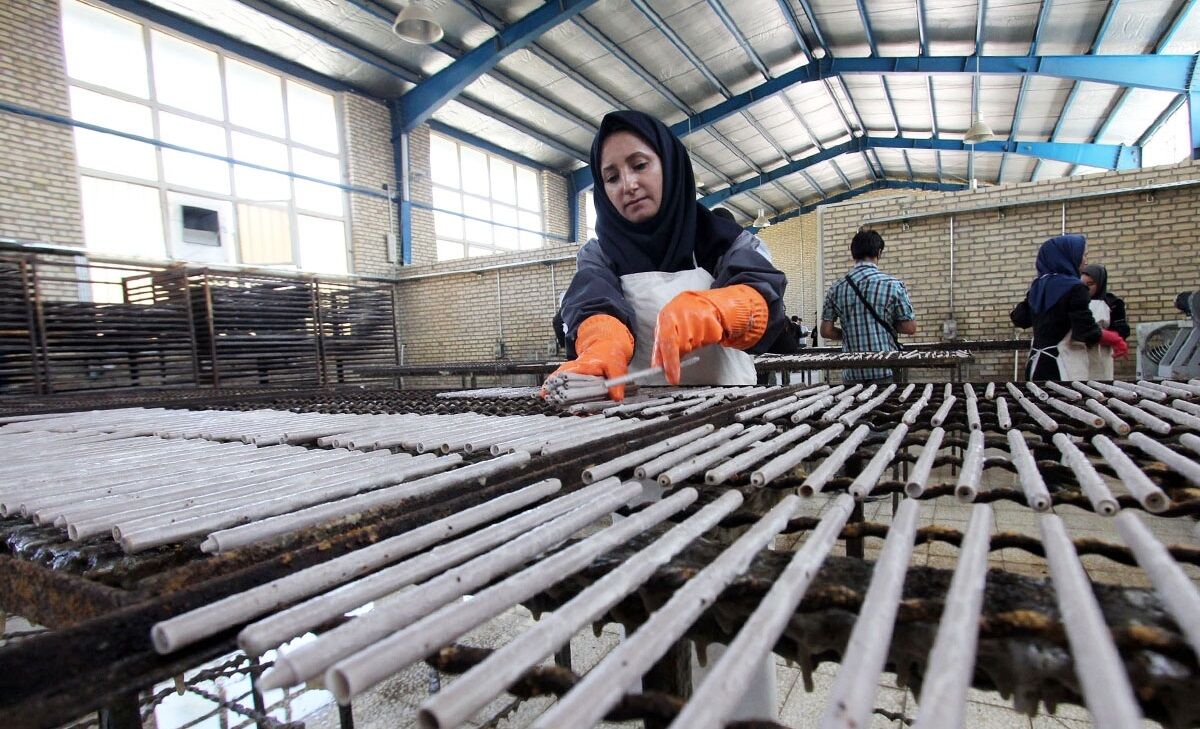 روزنامههای باطله در مشهد به مداد تبدیل میشوند| افغانستان بازار پر مهر لوازم التحریر ایرانی