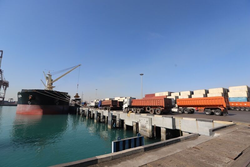 تخلیه سه کشتی کالاهای اساسی در بندر شهید رجایی