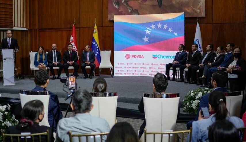 امضای قرارداد بین شرکت نفت شِورون آمریکا و ونزوئلا