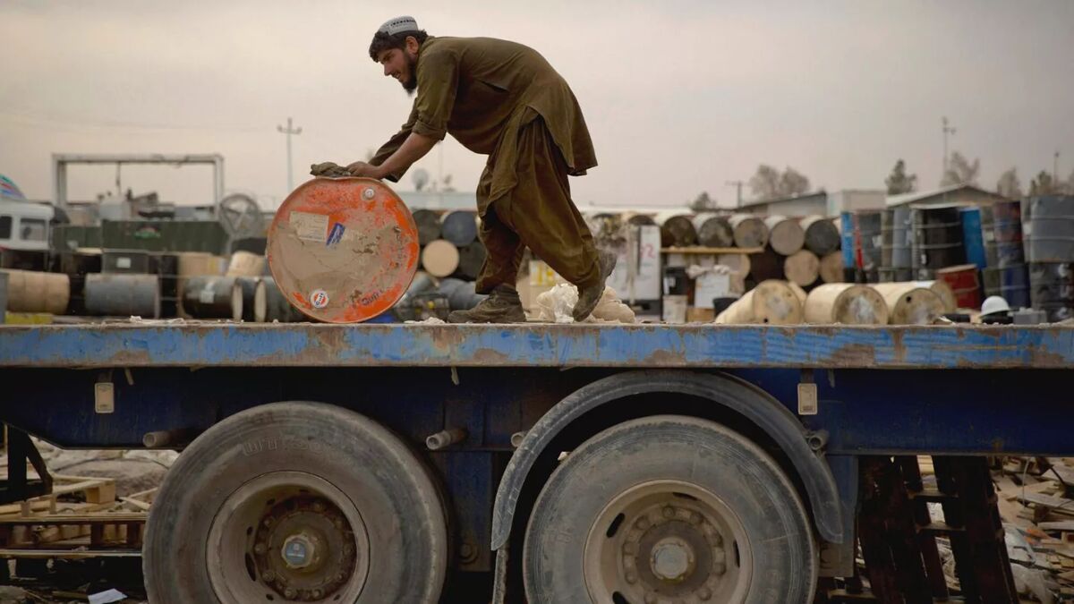 ابهامات روابط اقتصادی ایران با افغانستان | دنبال کوچک سازی صنعت ایران هستند