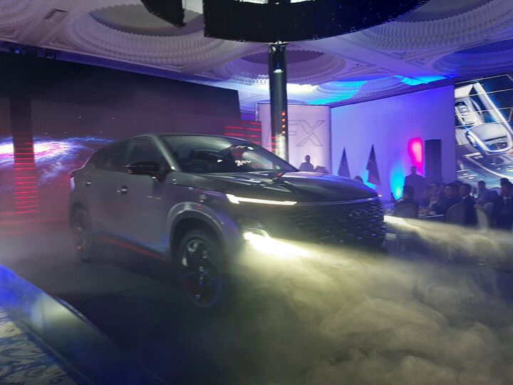 فونیکس «اف ایکس» ایمن ترین کراس اوور رونمایی شد| چهارمین محصول جدید مدیران خودرو در راه بازار فونیکس «اف ایکس» ایمن ترین کراس اوور رونمایی شد| چهارمین محصول جدید مدیران خودرو در راه بازار