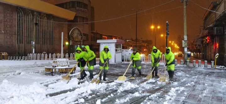 ۵۰۰ نفر از نیروهای شهرداری همدان برف روبی معابر را آغاز کردند ۵۰۰ نفر از نیروهای شهرداری همدان برف روبی معابر را آغاز کردند