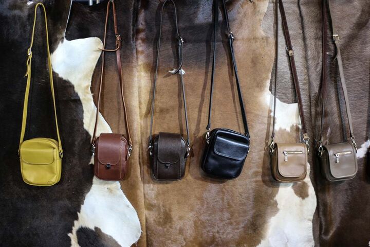 چرم دوزی؛ هنر صنعتی که در ایلام اشتغال آفرین شد چرم دوزی؛ هنر صنعتی که در ایلام اشتغال آفرین شد