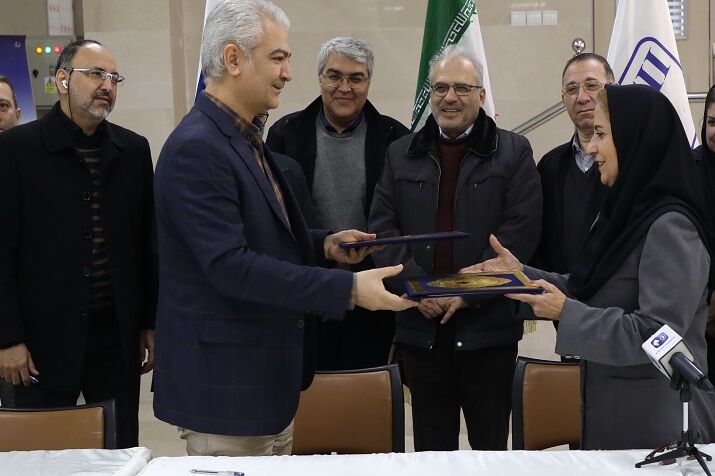 امضای تفاهم نامه همکاری ایران خودرو و مرکز تحقیقات صنایع انفورماتیک امضای تفاهم نامه همکاری ایران خودرو و مرکز تحقیقات صنایع انفورماتیک