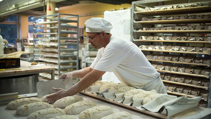 سهمیه خمیرمایه نانوایان دست دلالان چه می کند؟| رقابت در تولید نان واقعی نیست