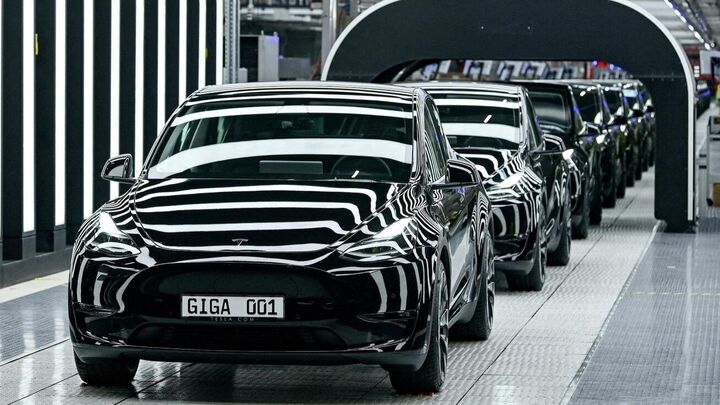 تصویری از خودروی تسلا در کرمان تصویری از خودروی تسلا در کرمان