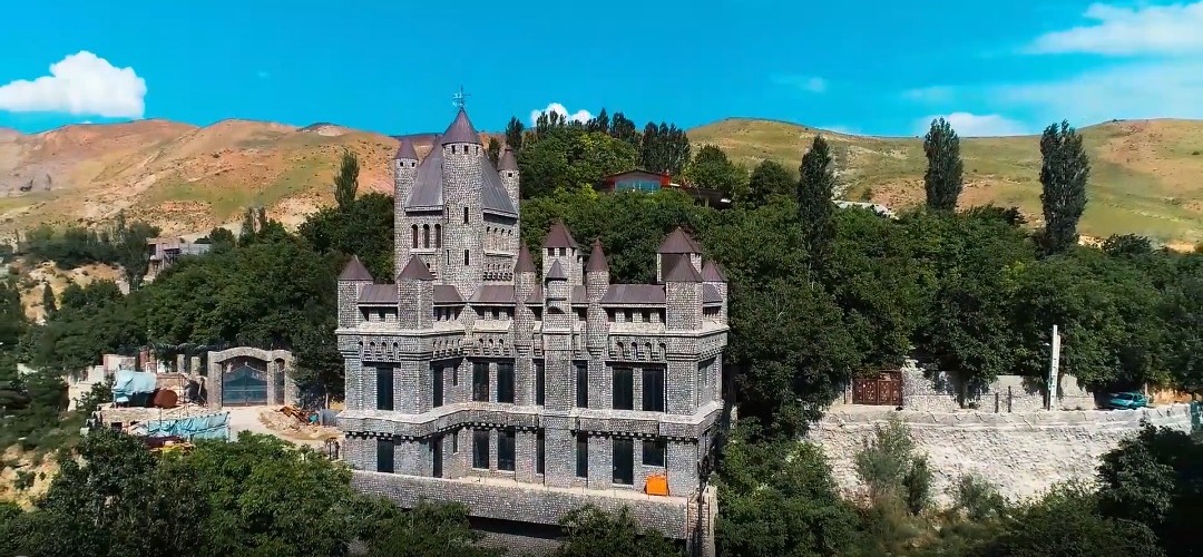 قلعه ای با نمای اسرار آمیز در اطراف کرج