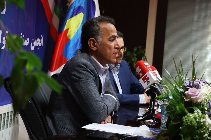 نشست خبری رئیس هیات مدیره انجمن صنفی تولید کنندگان کاشی و سرامیک