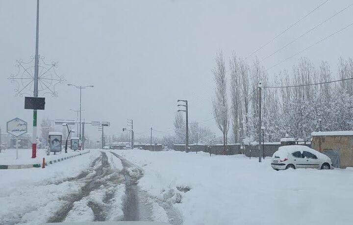 برف محور ارتباطی ۱۶۰ روستای لرستان را مسدود کرد