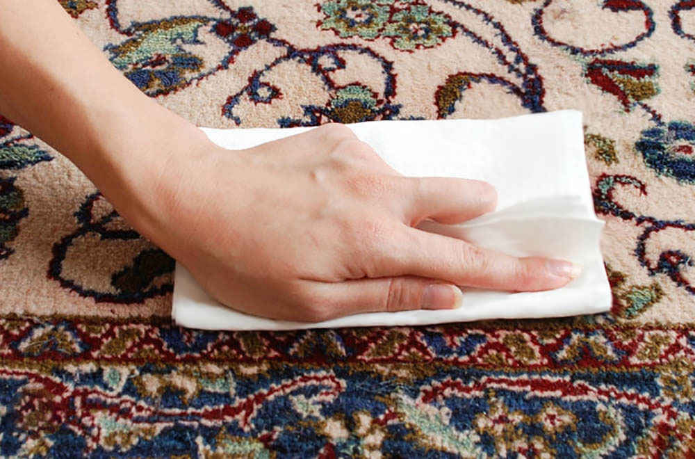نحوه تمیز کردن لکه داروی مایع خشک شده از روی فرش