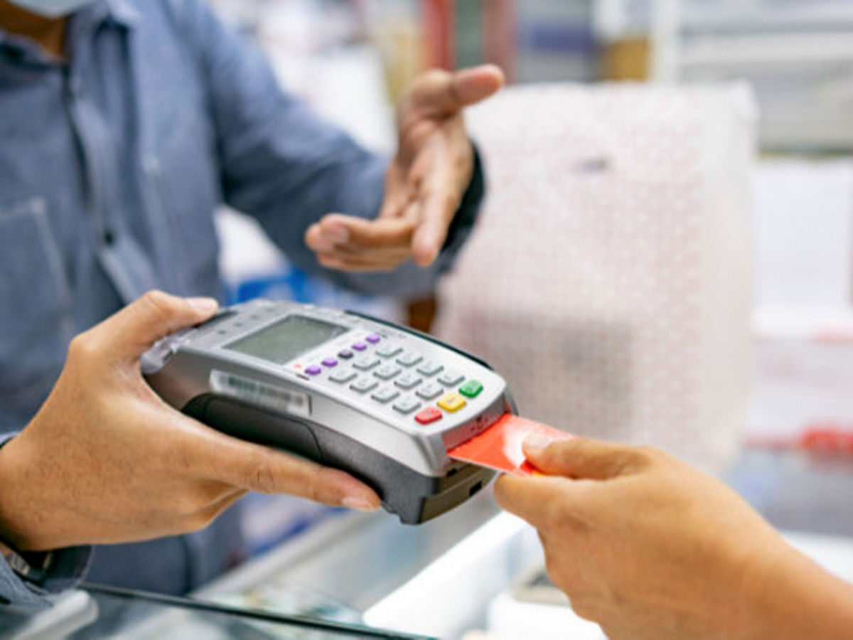 کسبه مشهد: مالیات زیاد می پردازیم| دولتمردان: مالیات کم می گیریم