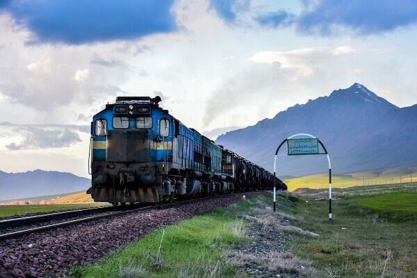 عبور نخستین قطار مسافری از مسیر جدید تهران به تبریز