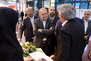 بازدید مسئولان و تجار خارجی از غرفه گروه دارویی برکت در نمایشگاه توانمندی های صادراتی ایران