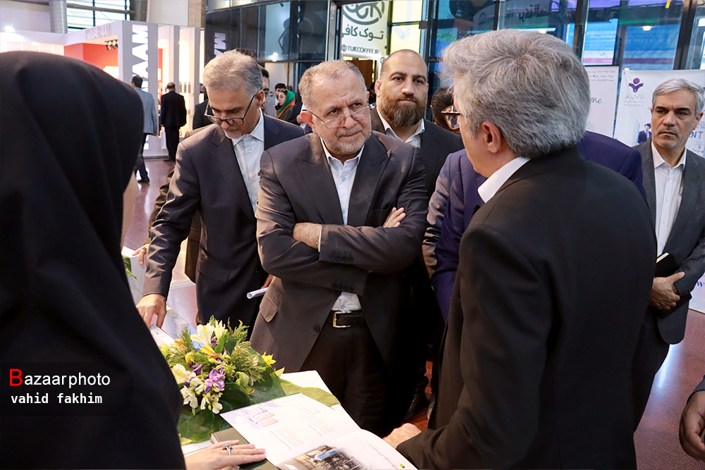 بازدید مسئولان و تجار خارجی از غرفه گروه دارویی برکت در نمایشگاه توانمندی های صادراتی ایران