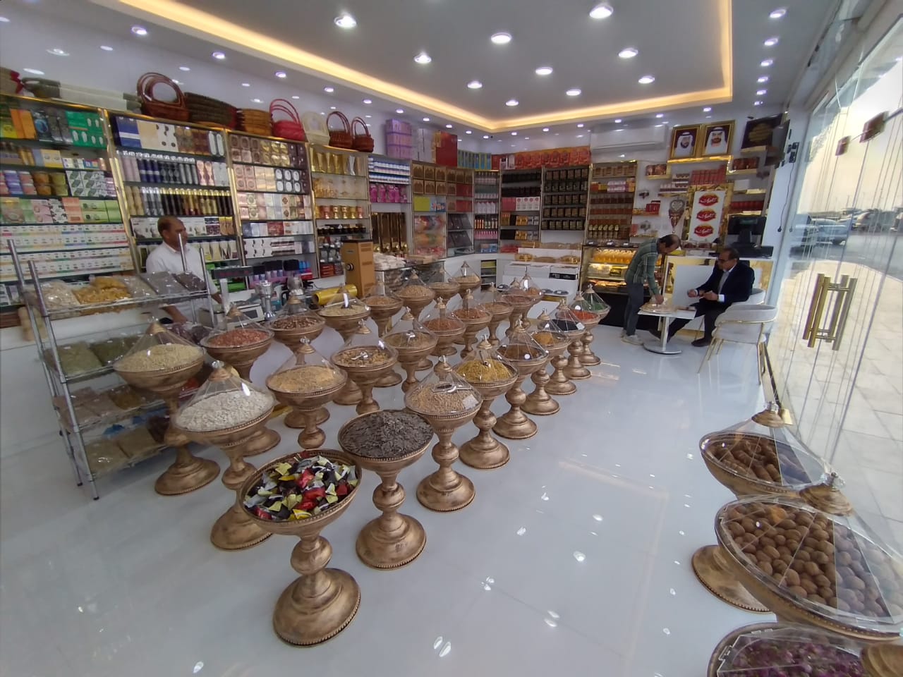 نمایی از یک آجیلفروشی