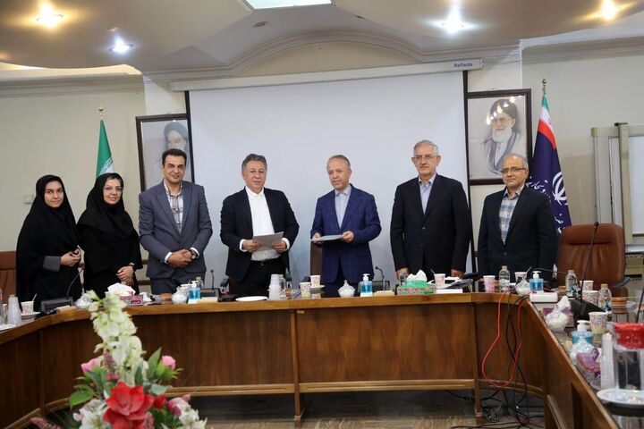 امضای تفاهمنامه میان وزارت صمت،کانون هماهنگی دانش، صنعت و بازار فاوا
امضای تفاهمنامه میان وزارت صمت،کانون هماهنگی دانش، صنعت و بازار فاوا
