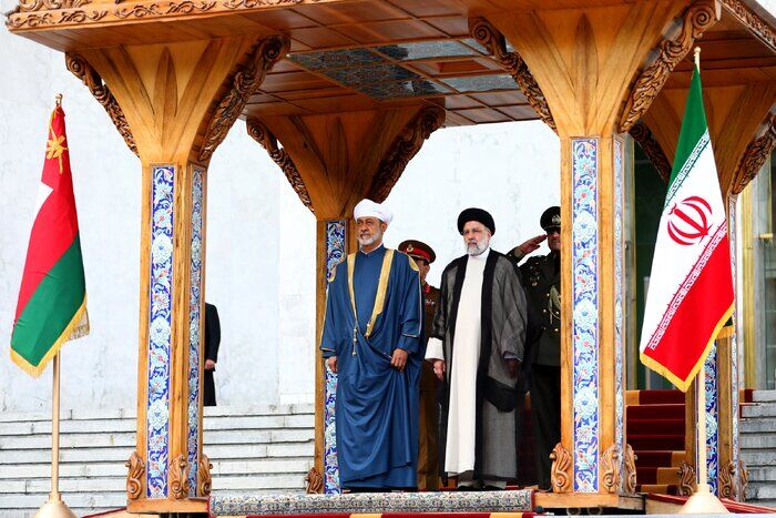 سلطان عمان مورد استقبال رسمی رئیسی قرار گرفت