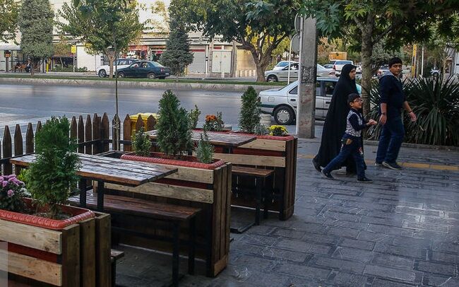 کاسبی در پیاده‌روهای مشهد؛ قانون یک بام  و دوهوا | شهرداری بساط کسبه را جمع کرد