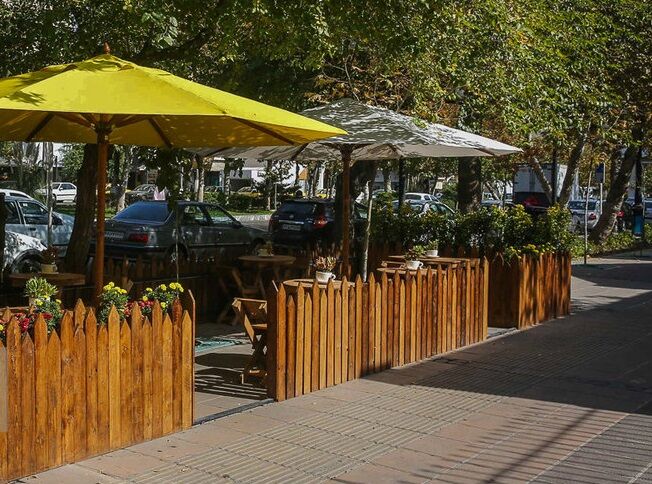 کاسبی در پیادهروهای مشهد؛ قانون یک بام و دوهوا | شهرداری بساط کسبه را جمع کرد