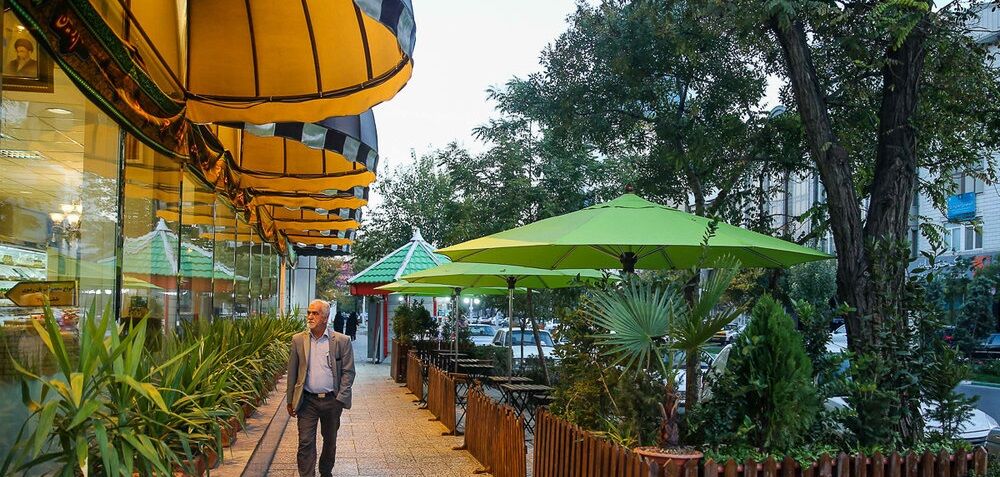 کاسبی در پیادهروهای مشهد؛ قانون یک بام و دوهوا | شهرداری بساط کسبه را جمع کرد