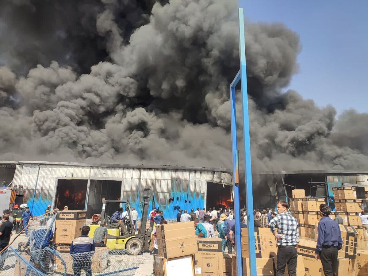 آتش‌سوزی در انبار یکی از شرکت‌های تولید لوازم خانگی اصفهان