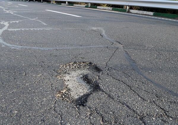 موج سواری خودروها در شاهراه ترانزیتی پر از چاله «ایران به اروپا» موج سواری خودروها در شاهراه ترانزیتی پر از چاله «ایران به اروپا»