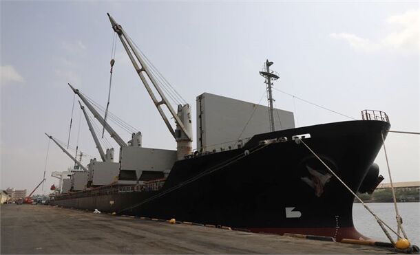 پهلوگیری کشتی ۴۰ هزار تنی در بندر شهید باهنر هرمزگان