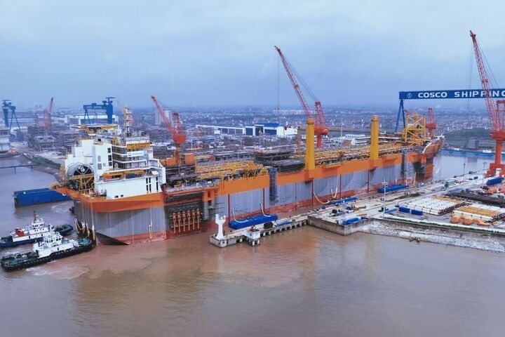 نخستین شناور نفتی در بندر شهید رجایی پهلو گرفت نخستین شناور نفتی در بندر شهید رجایی پهلو گرفت