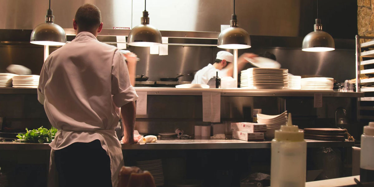 اصول مدیریت رستوران | با این ۱۴ راز موفقیت در مدیریت رستوران، ضرر نمی‌کنید!