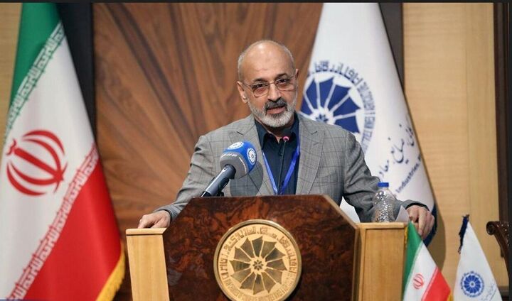 بخشنامههای خلقالساعه و پیمانسپاری ارزی، به کاهش صادرات منجر شد بخشنامههای خلقالساعه و پیمانسپاری ارزی، به کاهش صادرات منجر شد