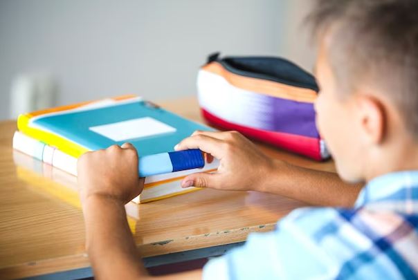 معرفی بهترین لوازم تحریر برای کودکان: ابزاری برای ایجاد انگیزه در یادگیری نوشتن معرفی بهترین لوازم تحریر برای کودکان: ابزاری برای ایجاد انگیزه در یادگیری نوشتن