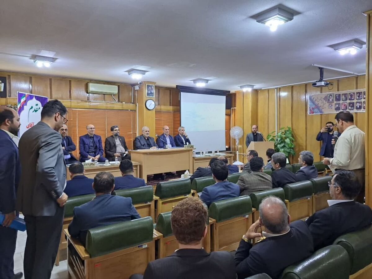 رونمایی از نخستین مینی بوس اتوماتیک کشور در سمنان | یک نیروگاه خورشیدی افتتاح شد