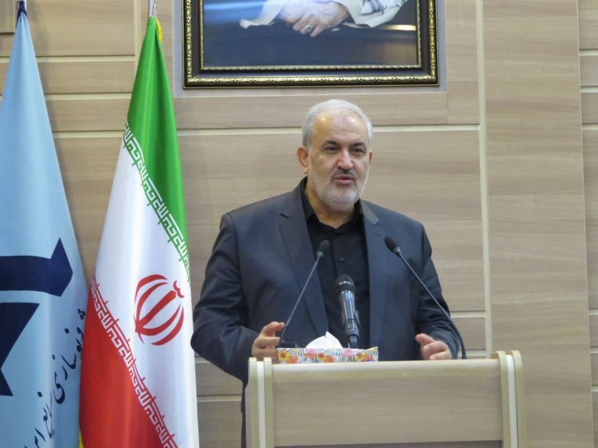 رونمایی از نخستین مینی بوس اتوماتیک کشور در سمنان | یک نیروگاه خورشیدی افتتاح شد