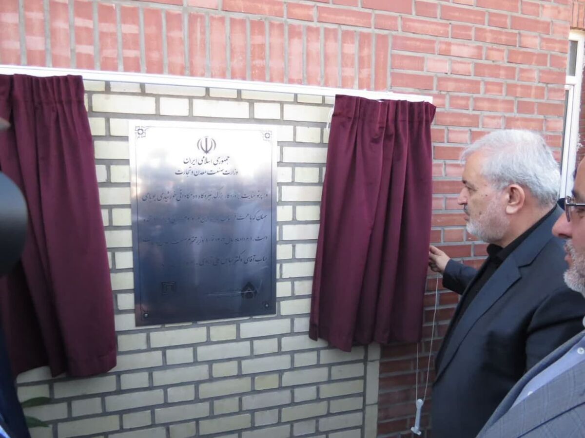 رونمایی از نخستین مینی بوس اتوماتیک کشور در سمنان | یک نیروگاه خورشیدی افتتاح شد