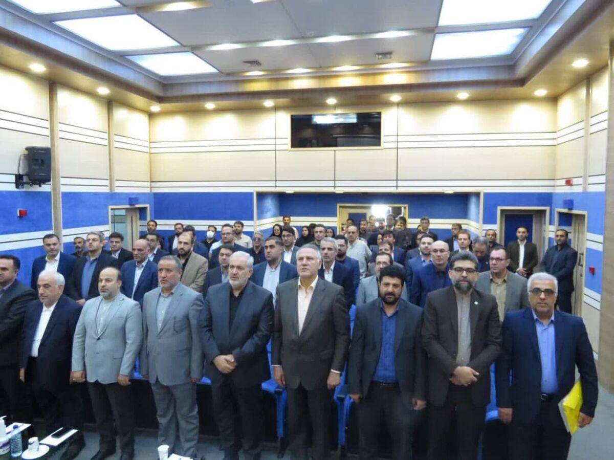 رونمایی از نخستین مینی بوس اتوماتیک کشور در سمنان | یک نیروگاه خورشیدی افتتاح شد