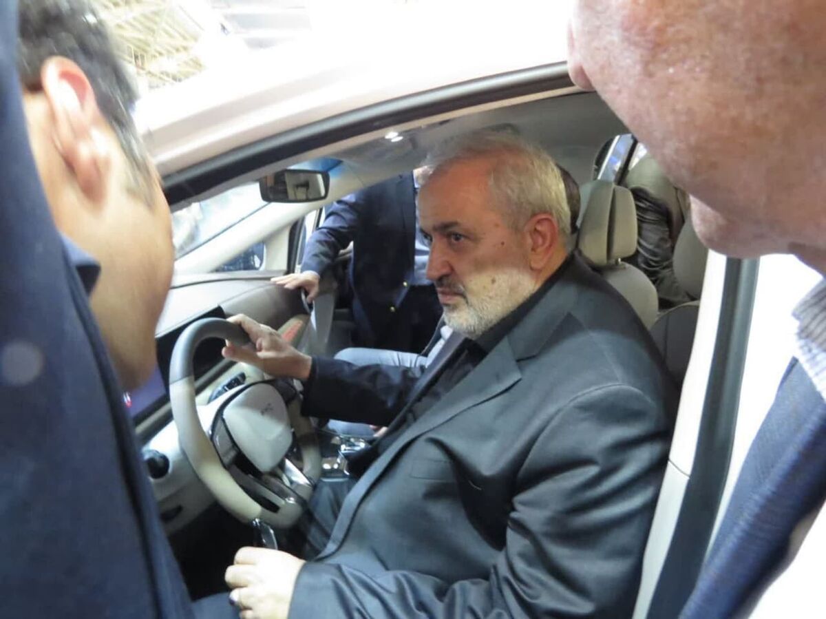 رونمایی از نخستین مینی بوس اتوماتیک کشور در سمنان | یک نیروگاه خورشیدی افتتاح شد